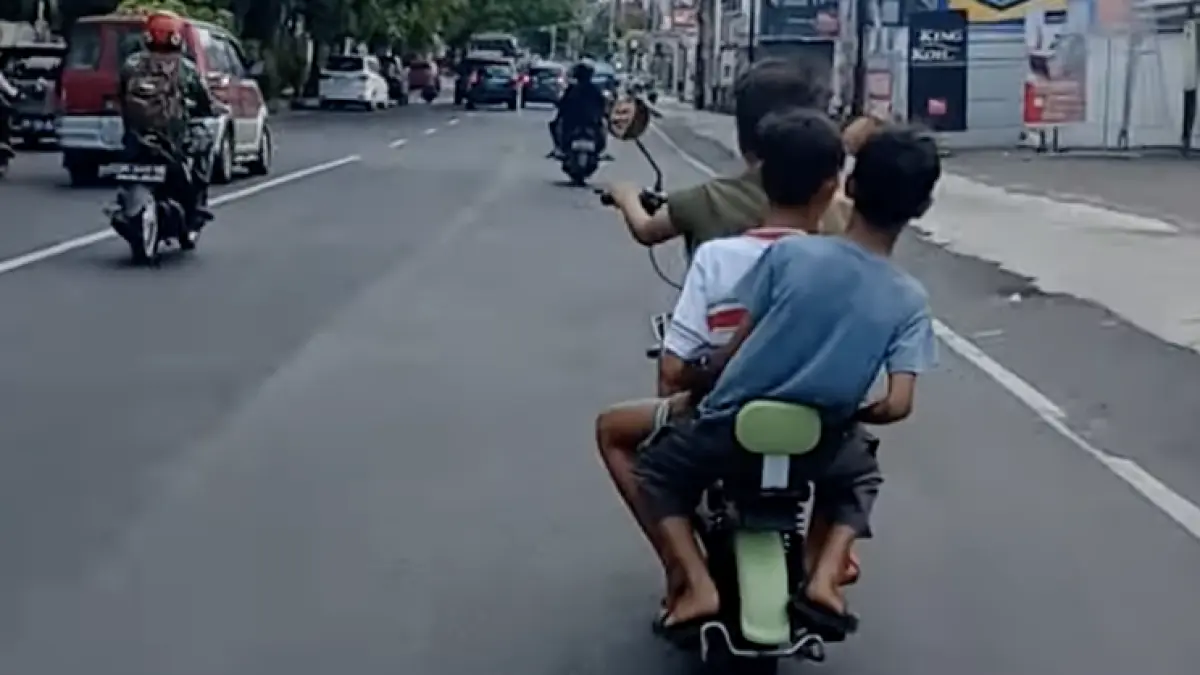 Yang lebih berbahaya dari emak-emak di jalan adalah bocil sepedah listrik (Photo by Mos Sukjaroenkraisri on Unsplash)