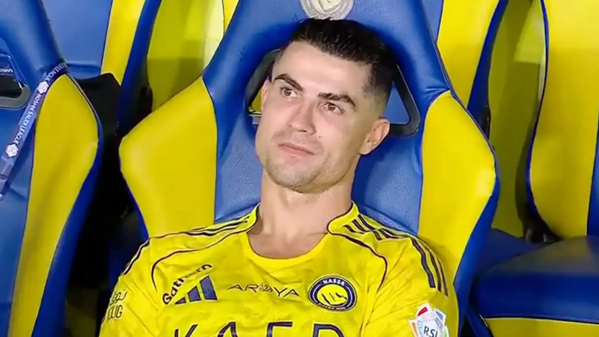 Cristiano Ronaldo kembali jadi pusat perhatian. Setelah Al Nassr kalah di final, CR7 tak terlihat saat pengalungan medali runner up. (Sumber foto: skysports)