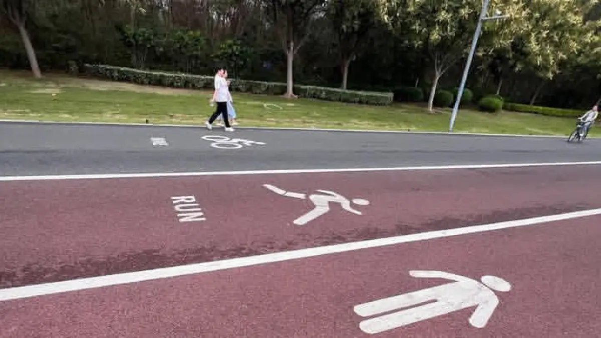 Di China, warga jarang terlihat jogging di jalan raya. Bukan karena malas olahraga, tapi karena fasilitas publik mereka terlalu lengkap. (Sumber: Instagram @zonasehat.today)