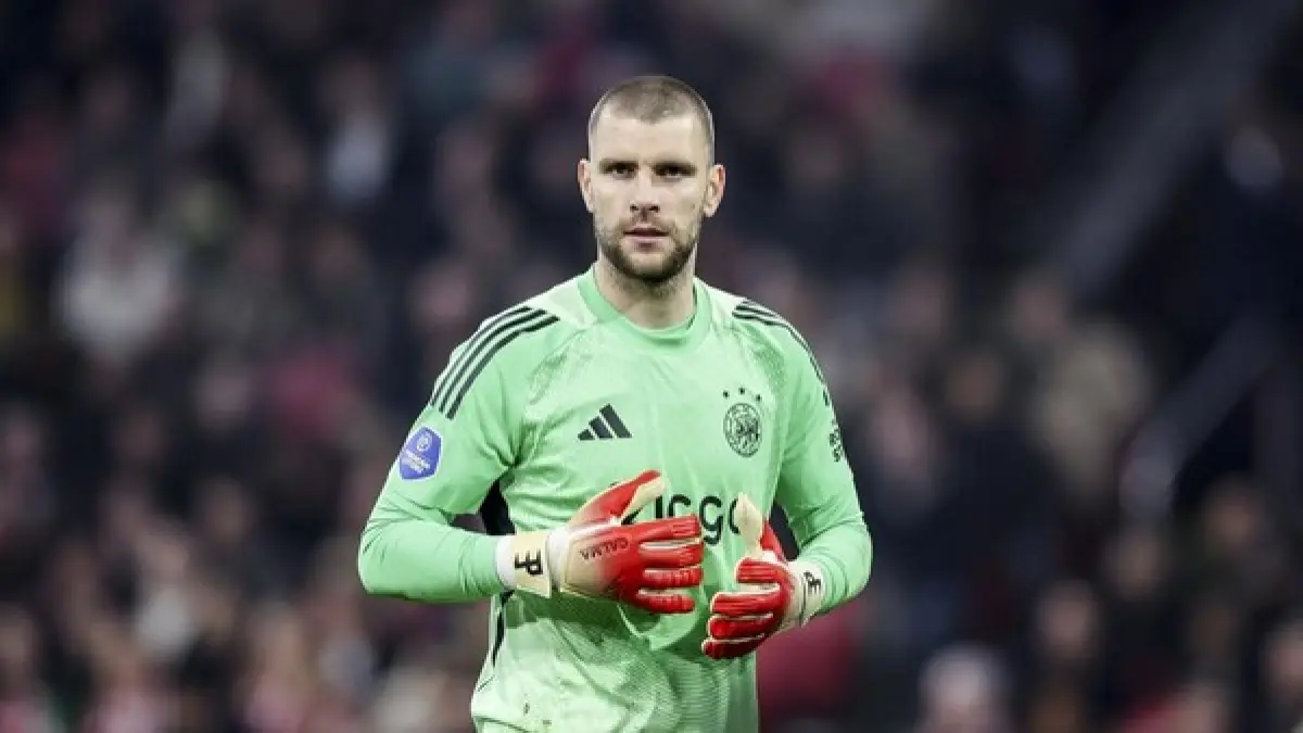 Maarten Paes kembali jadi sorotan di Belanda. Meski sukses nirbobol saat Ajax melawan Heerenveen, aksinya sempat bikin fans deg-degan. (detik.sport.com)