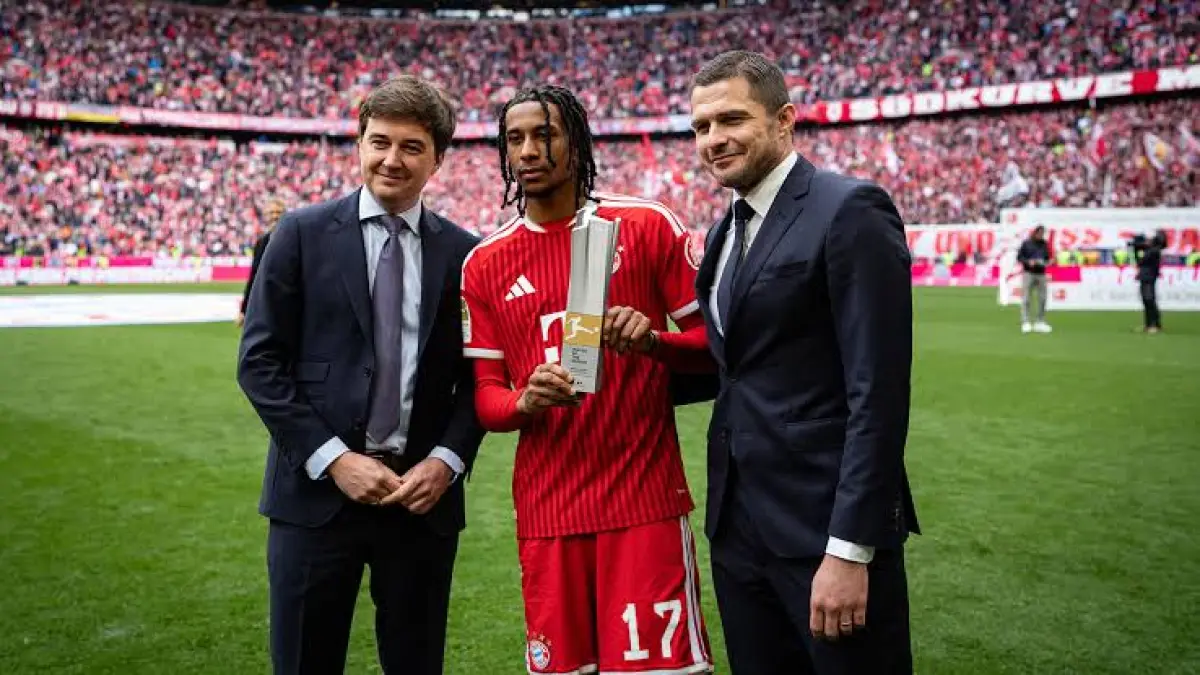 Pemain Bayern Munchen, Michael Olise Menerima Penghargaan Pemain Terbaik Bundesliga 2025/2026 (Sumber foto : OneFootball)