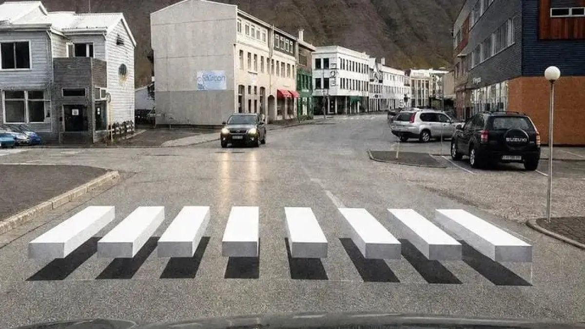 Sekilas terlihat seperti balok beton melayang di jalan. Zebra cross 3D di Islandia ini sukses bikin pengemudi refleks mengerem. (Sumber: Instagram @mediafakta_idn)