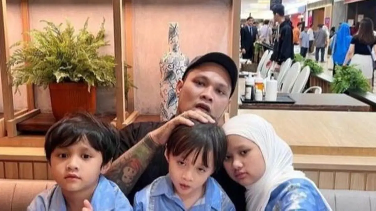 Virgoun ternyata punya aturan ketat soal pengasuhan anak. Musisi ini memilih satu anak dijaga satu suster demi keamanan dan perhatian maksimal. (fokusjabar.id)