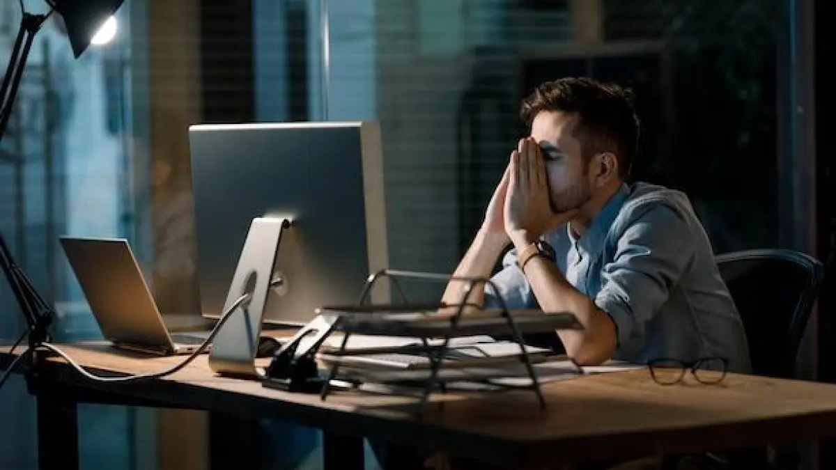 Kerja terus tanpa jeda bisa bikin mental dan tubuh cepat lelah. Yuk mulai jaga work-life balance sebelum burnout datang diam-diam! (Sumber foto : Freepik)