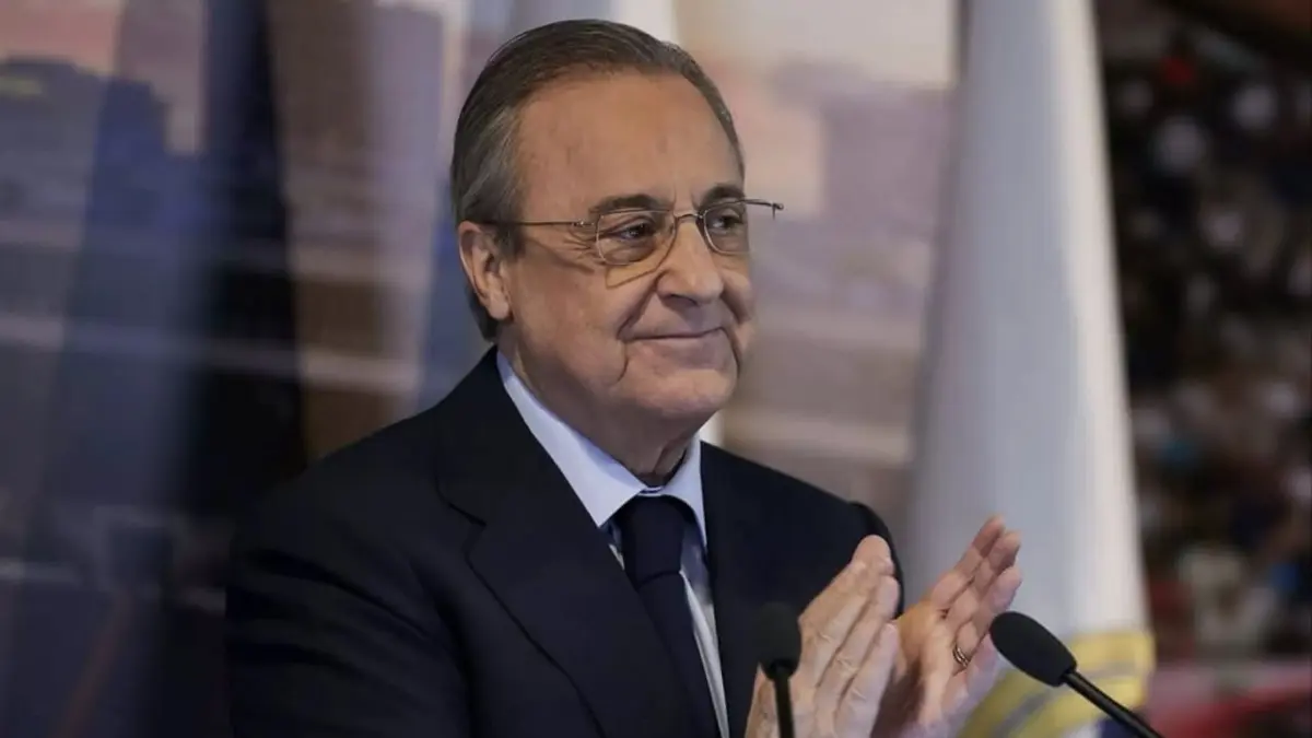 Florentino Pérez kembali bikin geger sepak bola Spanyol. Tuduhan keras soal wasit kini berujung ancaman sanksi dari RFEF. Akankah kekuasaan sang bos Real Madrid mulai goyah? (foto: Instagram/total_foot_)