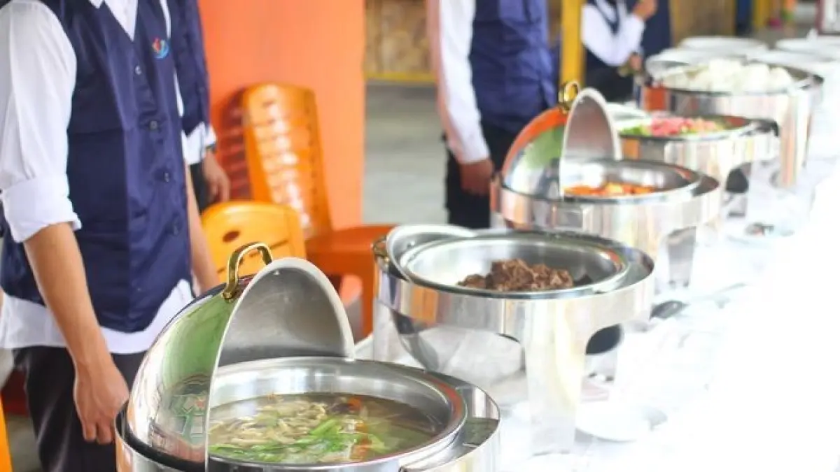 Jutaan porsi makanan siap saji dari Solo dikirim ke Tanah Suci untuk jemaah haji 2026. Teknologi khusus membuat makanan tahan hingga 18 bulan! (Sumber Foto: Pinterest)