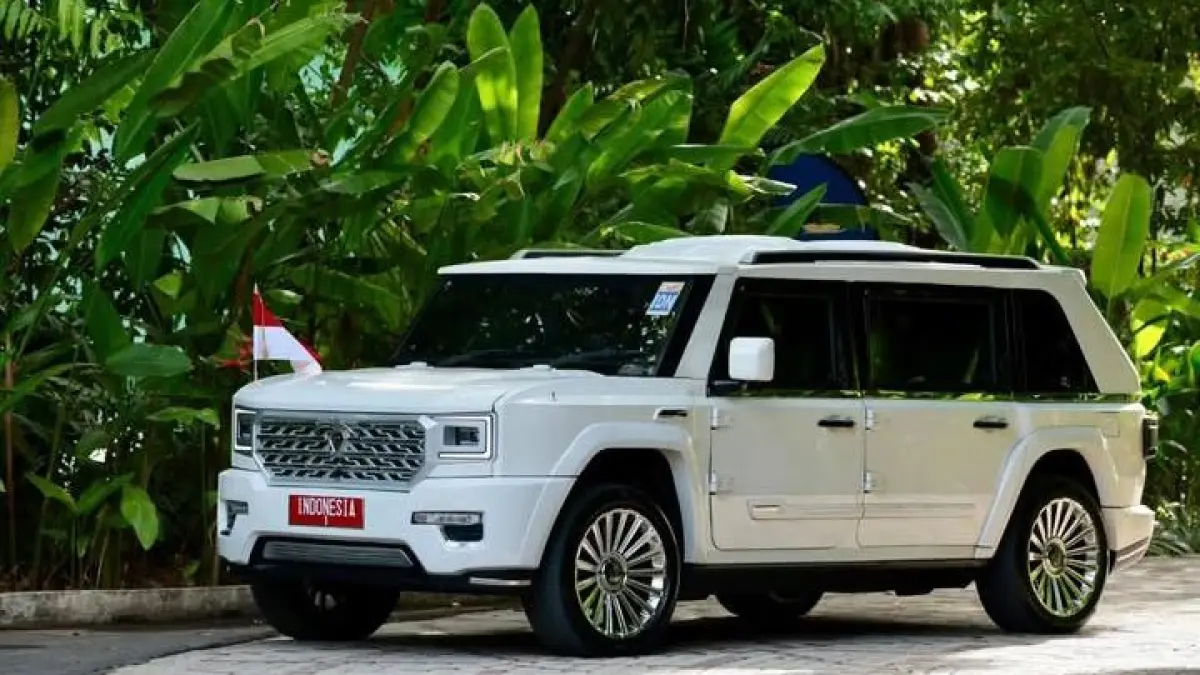 Prabowo ingin lebih dekat dengan rakyat saat kunjungan daerah. Pindad kini menyiapkan mobil kepresidenan transparan sesuai permintaan Presiden. (Sumber Foto: Instagram @sekretariat.kabinet)