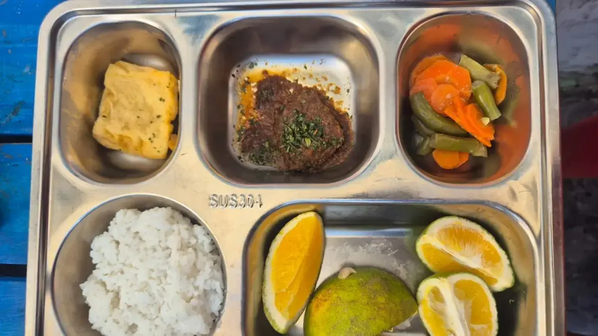Anggaran program Makan Bergizi Gratis dipangkas Rp67 triliun. Pemerintah menyebut langkah ini dilakukan agar penggunaan dana lebih efektif dan efisien. (Novia Herawati/ JawaPos.com)
