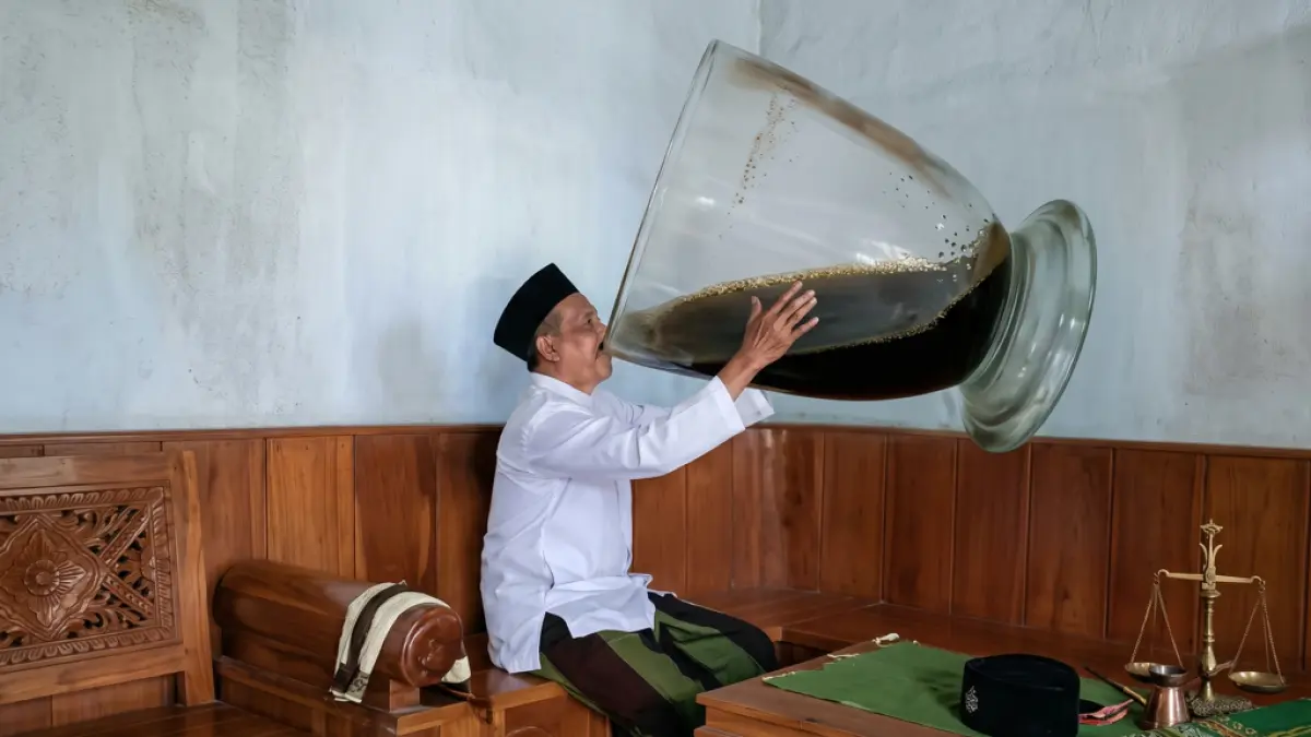 Ternyata ngopi tidak bisa asal seruput. Salah waktu minum kopi justru bisa bikin fokus turun dan tidur jadi berantakan! (ilustrasi/Gemini)