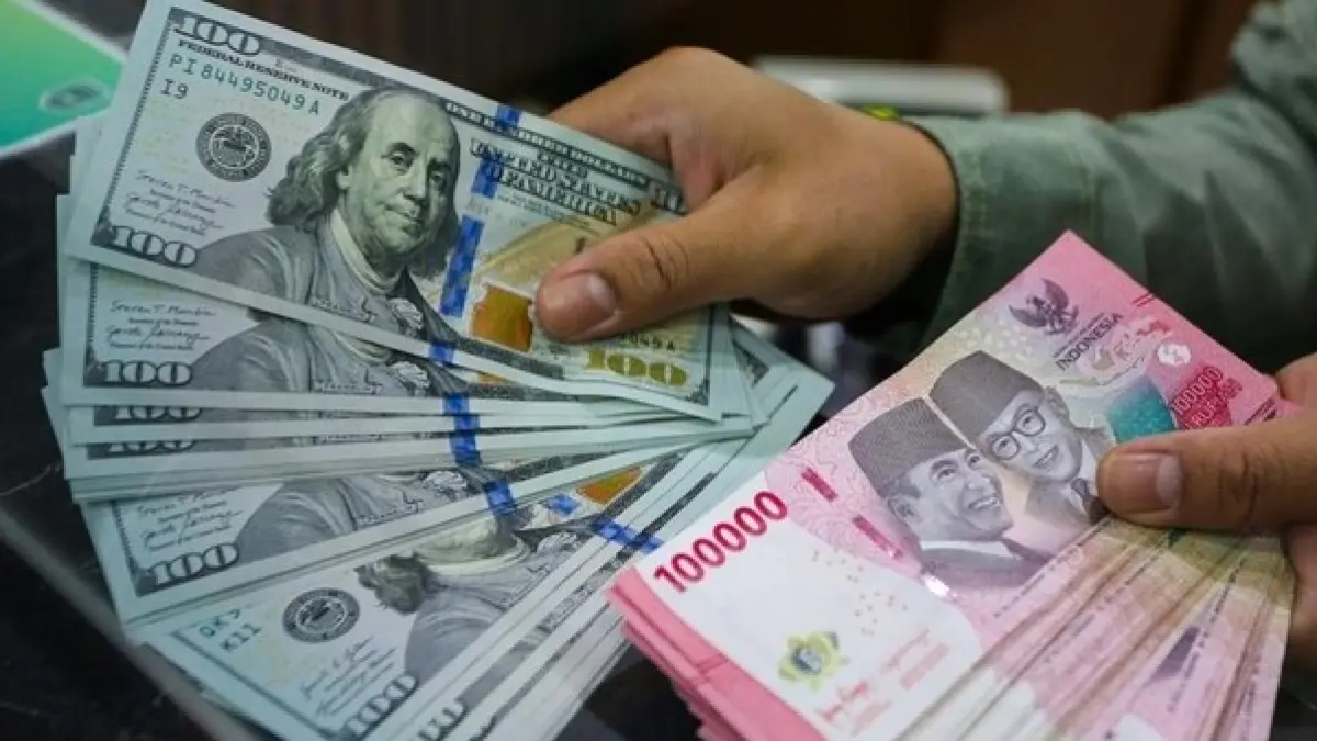 Dolar naik, harga kebutuhan ikut merangkak. Banyak orang mulai mengencangkan pengeluaran agar kondisi keuangan tetap aman!  (Foto: Gilang Faturahman/detikFoto)