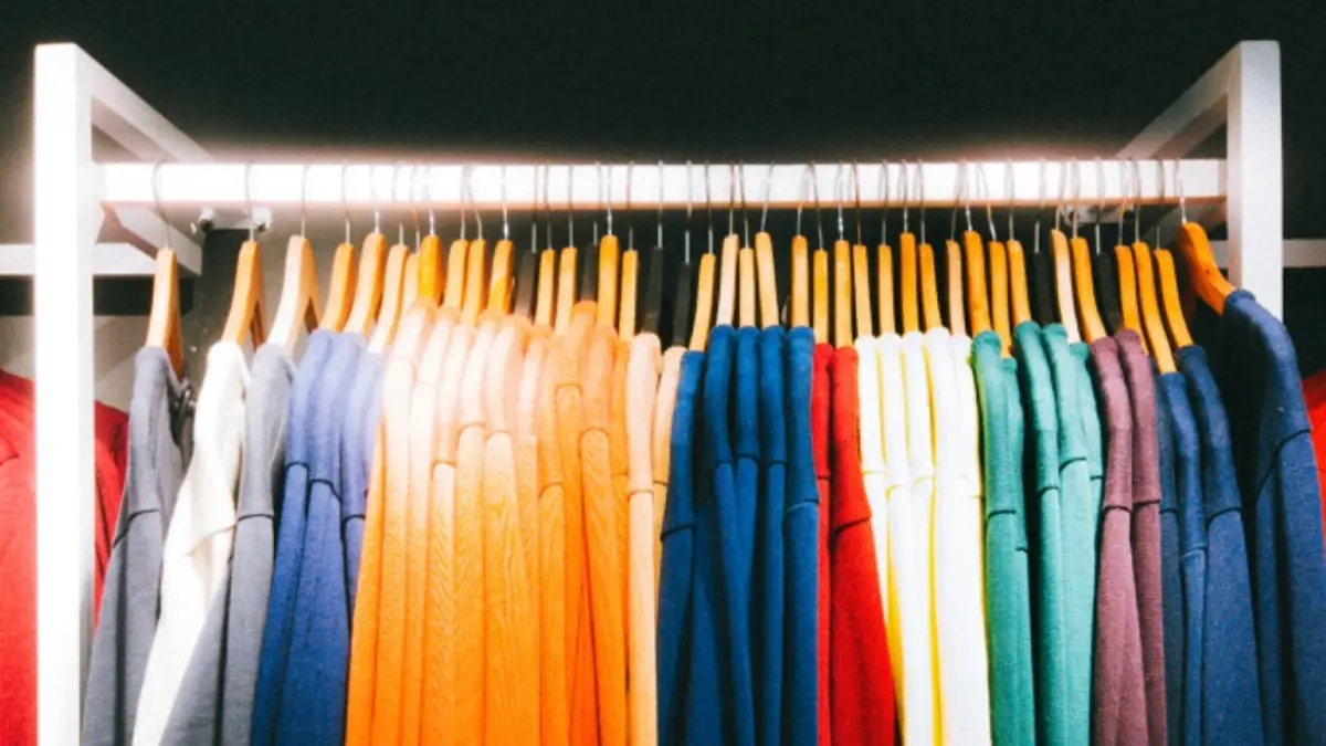 Pernah sadar sekarang semuanya serba beige, putih, dan cokelat? Ternyata tren warna netral punya alasan psikologis dan gaya hidup! (Photo by Anas on Unsplash)