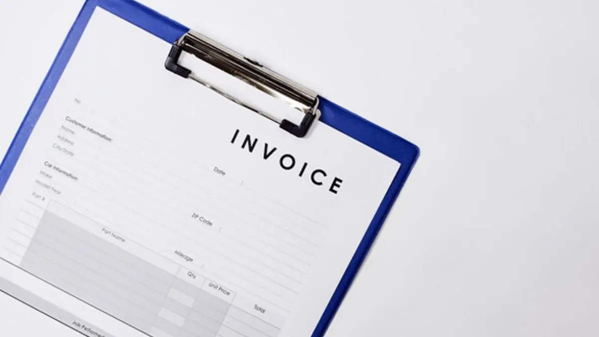 Sekilas cuma angka di invoice impor. Tapi praktik under invoicing disebut bisa bikin ekonomi “berdarah diam-diam” dan rugikan negara triliunan! (sumber: freepik)