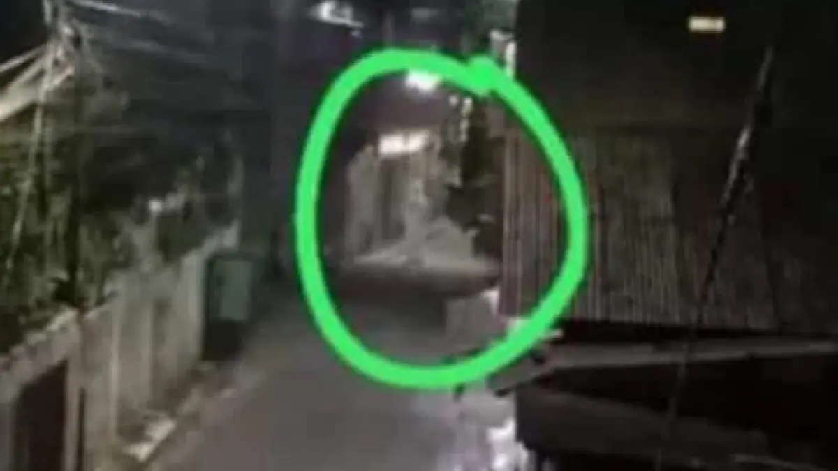 Viral pocong ketuk pintu rumah warga di Tangerang bikin resah. Polisi justru menduga ada modus kejahatan di balik teror tersebut! (Sumber Foto: tangkapan layar Instagram @infocipondoh.id)