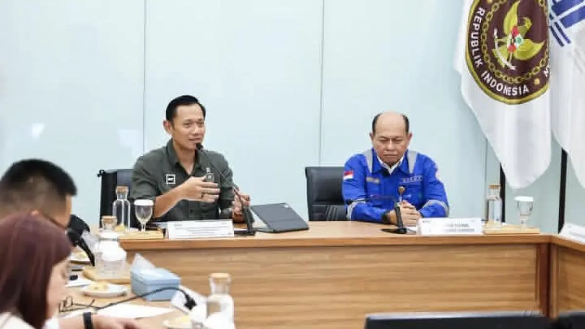 AHY saat lakukan kunjungan kerja khusus ke PT PAL Indonesia di Surabaya berserta penjahat teras kemenkoinfra (Sumber Foto: Instagram @agusyudhoyono)