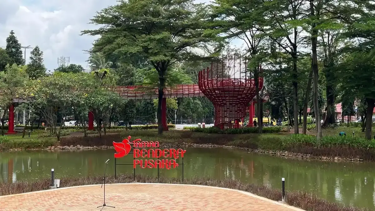Danau menghitam dan aroma tak sedap masih jadi keluhan pengunjung. Pemprov DKI kini kebut proyek IPAL di Taman Bendera Pusaka. (Tribun News)