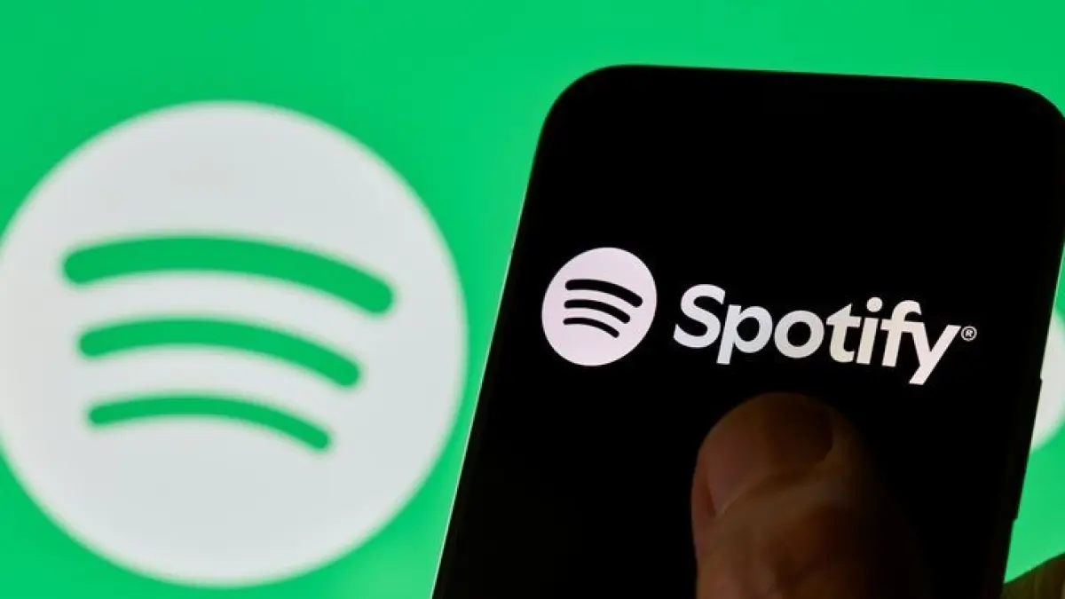 Pengguna Spotify Premium nantinya bisa bikin cover dan remix lagu pakai AI. Bahkan artis asli tetap dapat bagian royalti. (PinkNews/Pinterest)