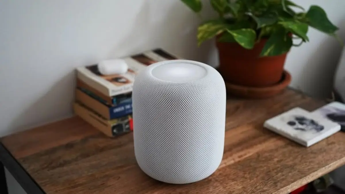 Rumah pintar kini makin futuristik. Google resmi membawa teknologi Gemini AI ke speaker dan kamera keamanan pintar. (Gear Patrol/Pinterest)