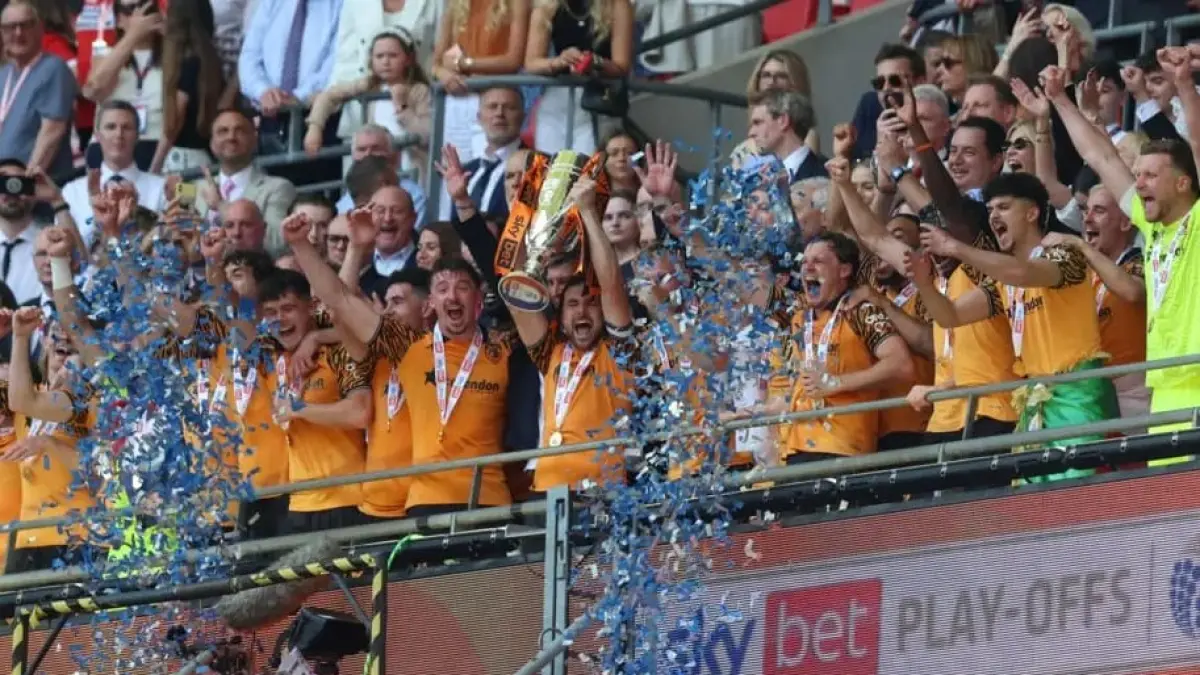 Hull City akhirnya kembali ke Premier League. Kemenangan dramatis di Wembley langsung disambut pesta besar para fans The Tigers. (sumber: BBC)