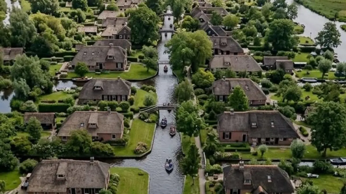 Tak ada suara klakson maupun kemacetan, desa cantik di Belanda ini justru dipenuhi kanal air dan perahu yang bikin suasana terasa seperti dongeng. (Sumber: Instagram @wahgenz)