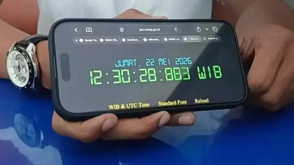 Warga Ternate dibuat bingung setelah jam digital di ponsel dan komputer tiba-tiba berjalan mundur hingga aktivitas harian kacau. (Sumber: Instagram @beritasatu)