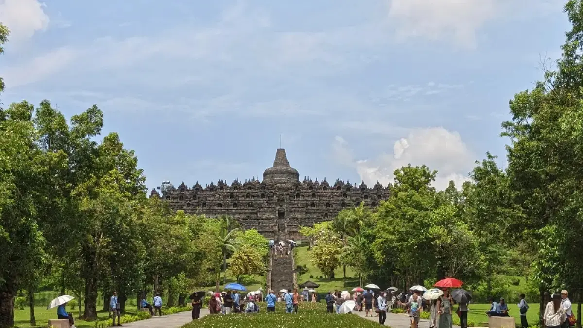 Wisatawan memadati Taman Wisata Borobudur Magelang. (ROFIK SYARIF/ JAWA POS RADAR MAGELANG)