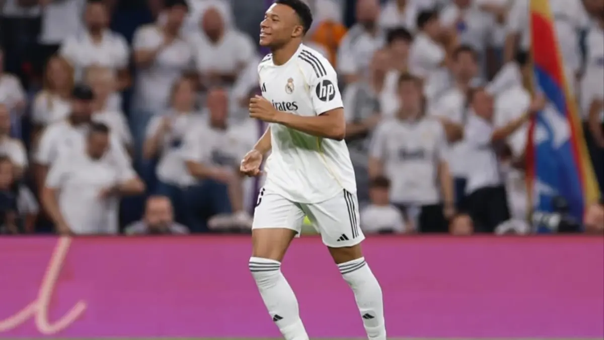 Kylian Mbappe kembali mengguncang La Liga! Bintang Real Madrid itu sukses meraih Trofi Pichichi dua musim berturut-turut dan kini sejajar dengan Messi serta Ronaldo dalam sejarah sepak bola Spanyol. (Sumber foto: Instagram/k.mbappe)