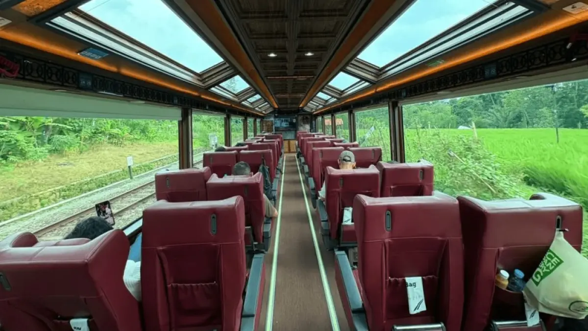 Bayangkan menikmati hamparan sawah, pegunungan, hingga jembatan tinggi langsung dari kabin kaca super mewah. Kereta Panoramic KAI kini jadi salah satu pengalaman perjalanan paling diburu wisatawan. (kai)