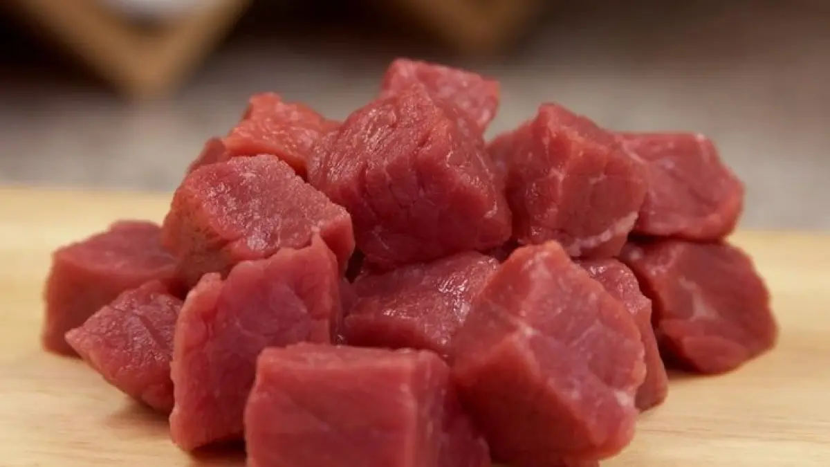 Makan daging kurban saat Idul Adha tetap aman dan sehat, asal tahu porsinya. Dokter gizi mengingatkan agar tidak berlebihan dan memilih cara masak yang tepat. (Ilustrasi Daging sapi)