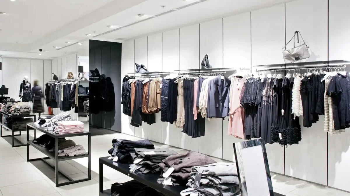 Banyak yang bermimpi punya brand clothing sendiri, tapi ternyata tidak cukup hanya modal desain keren. Ada strategi penting di balik brand yang sukses. (corpnet.net.id)