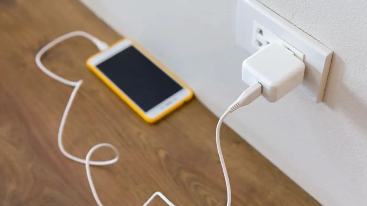 Banyak orang membiarkan charger HP tetap terpasang di stopkontak setelah digunakan. Padahal, kebiasaan sederhana ini menyimpan sejumlah risiko yang sering tidak disadari. (ilustrasi)