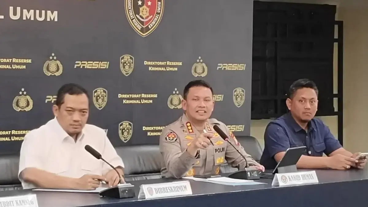 Direktur Reserse Kriminal Umum Polda Metro Jaya, Kombes Pol Iman Imanuddin (kiri) saat konferensi pers di Jakarta, Selasa (2/6/2026). (Sumber foto: ANTARA/Ilham Kausar)