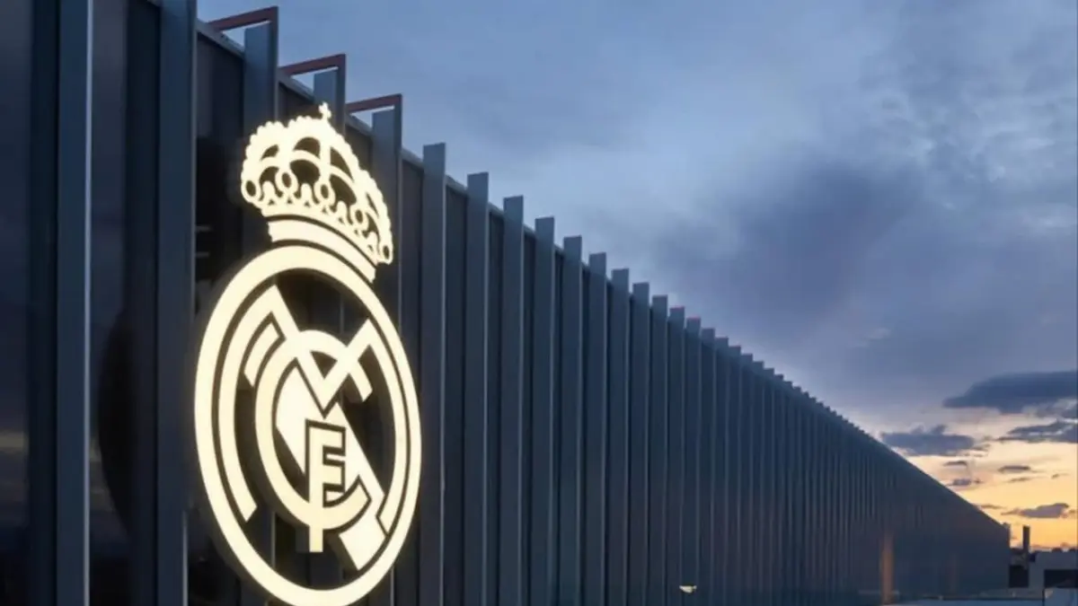 Real Madrid belum berhenti berburu pemain. Setelah hampir mengamankan Ibrahima Konate dari Liverpool, Los Blancos kini mengalihkan fokus kepada bek andalan Inter Milan, Denzel Dumfries. (Ilustrasi logo Real Madrid: Instagram/realmadrid)