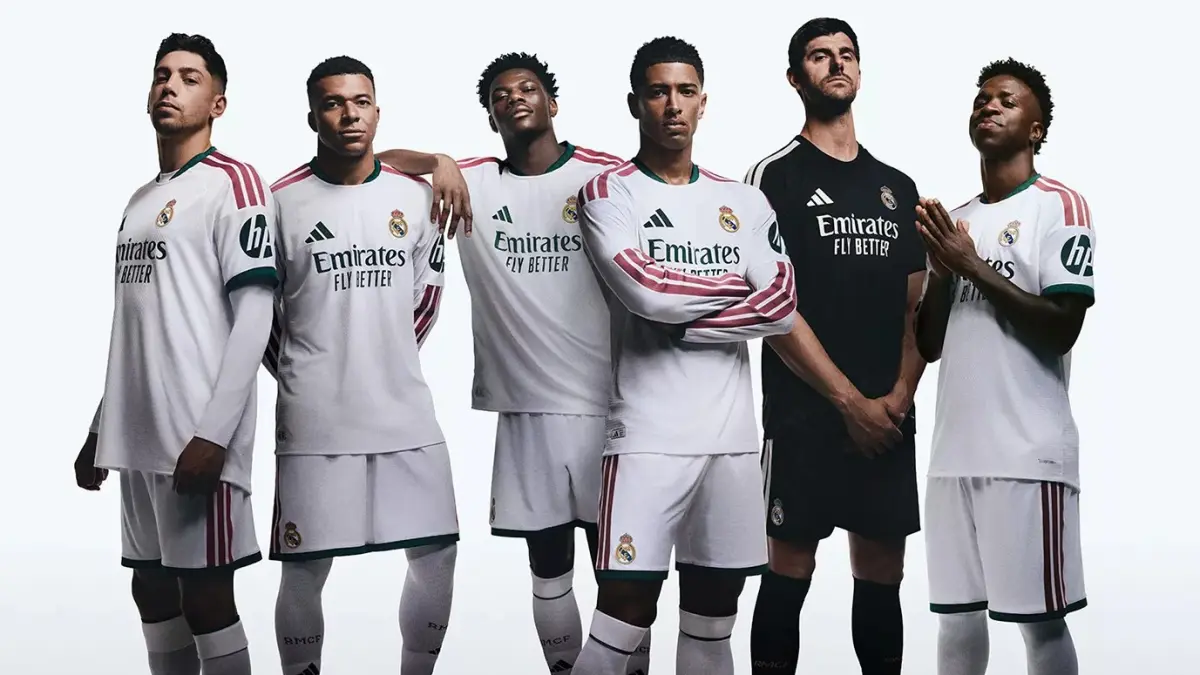 Resmi dirilis! Real Madrid menghadirkan jersey kandang 2026/2027 dengan desain yang belum pernah ada sebelumnya. Perpaduan putih, pink, dan hijau mencetak sejarah baru bagi Los Blancos. Bagaimana menurutmu, keren atau terlalu berani? (realmadrid.com)