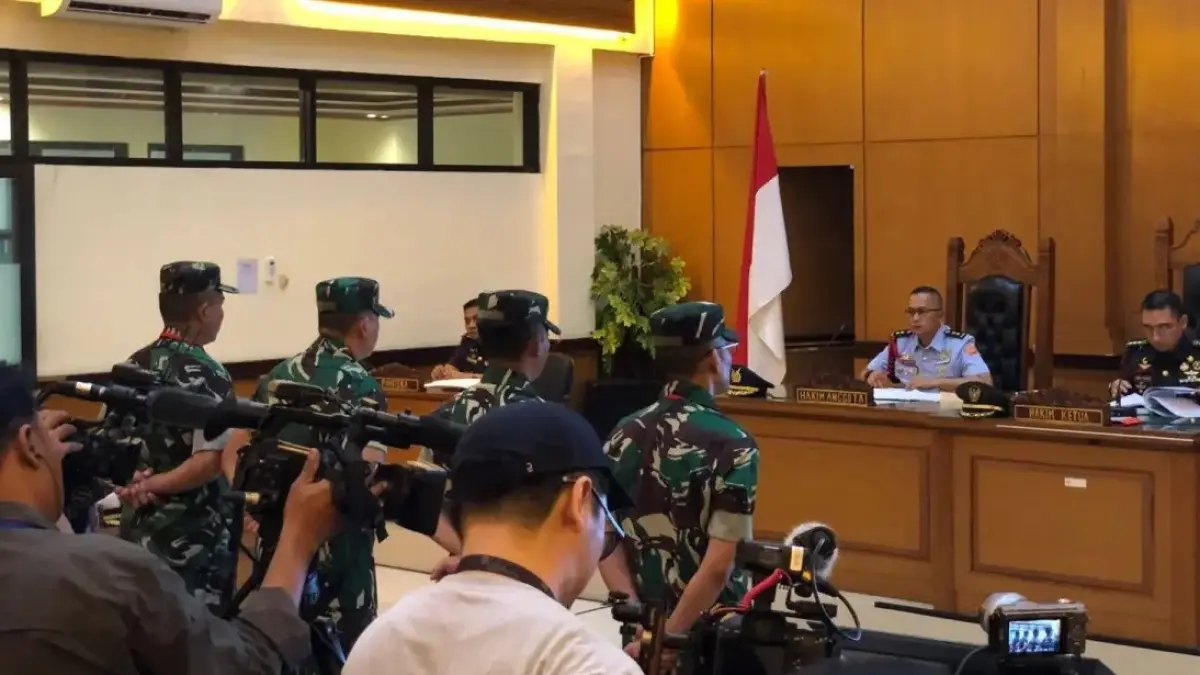Terdakwa perkara penyiraman air keras terhadap Wakil Koordinator KontraS Andrie Yunus menjalani sidang di Pengadilan Militer II-08 Jakarta pada Rabu (29/4). (Syahrul Yunizar/JawaPos.com)