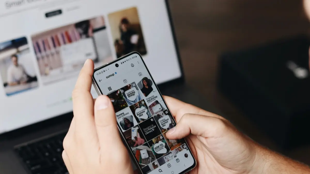 Pernah cuma niat lihat satu video, tapi tiba-tiba sudah lewat satu jam? Ternyata durasi konten yang makin pendek justru membuat waktu layar kita semakin panjang. Bukan karena kurang disiplin semata, tetapi ada cara kerja otak dan algoritma yang membuat kita terus ingin scroll. (Photo by SumUp on Unsplash)