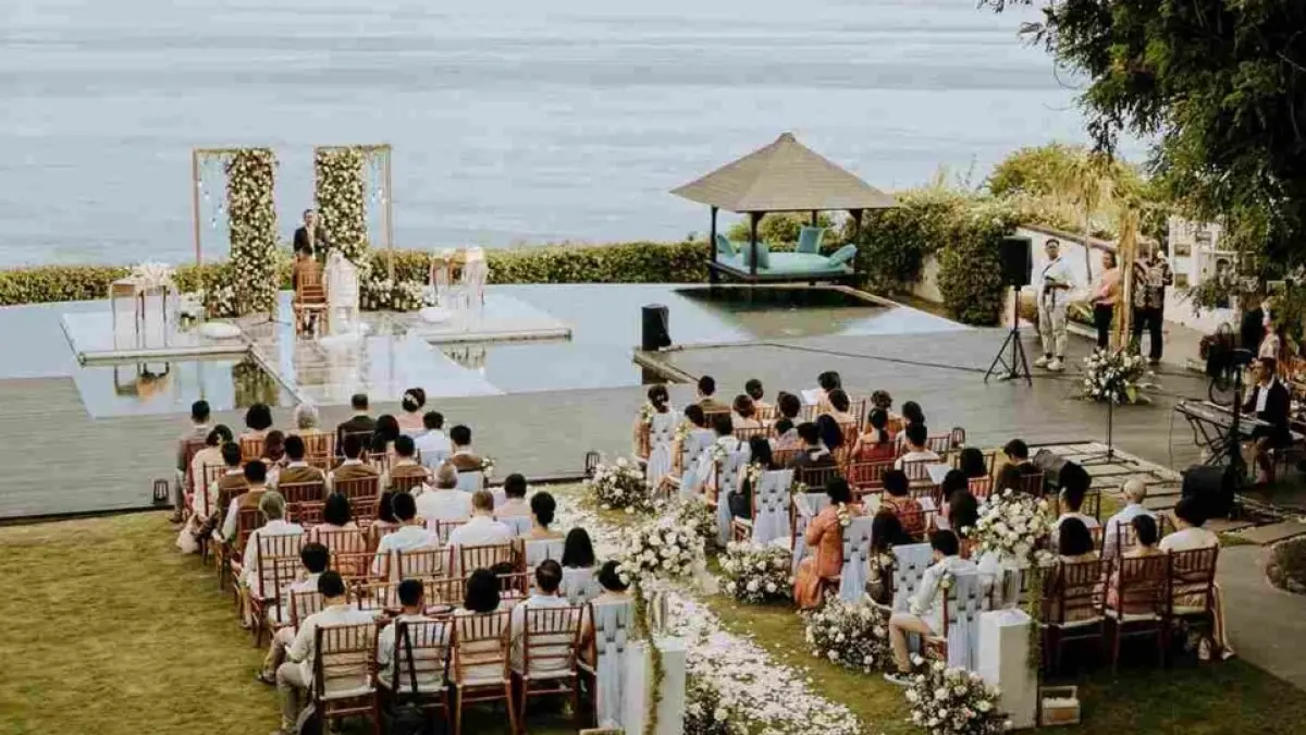 Menikah tidak harus menghabiskan seluruh tabungan. Banyak pasangan kini memilih intimate wedding yang lebih hangat, personal, dan tetap elegan. Kuncinya bukan seberapa mewah acaranya, tetapi bagaimana mengatur anggaran dengan bijak agar kehidupan setelah menikah tetap nyaman. (ilustrasi itimate wedding)
