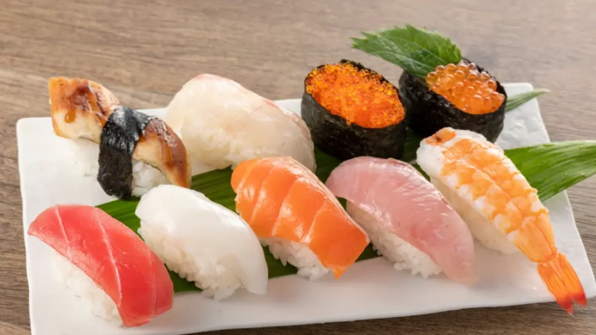 Pernah sadar kenapa sushi selalu muncul di timeline anak muda? Ternyata alasannya bukan cuma karena enak. Dari simbol gaya hidup sehat, konten Instagram, hingga cara Gen Z mengekspresikan diri, sushi kini punya makna yang jauh lebih besar. (www.japan.travel)