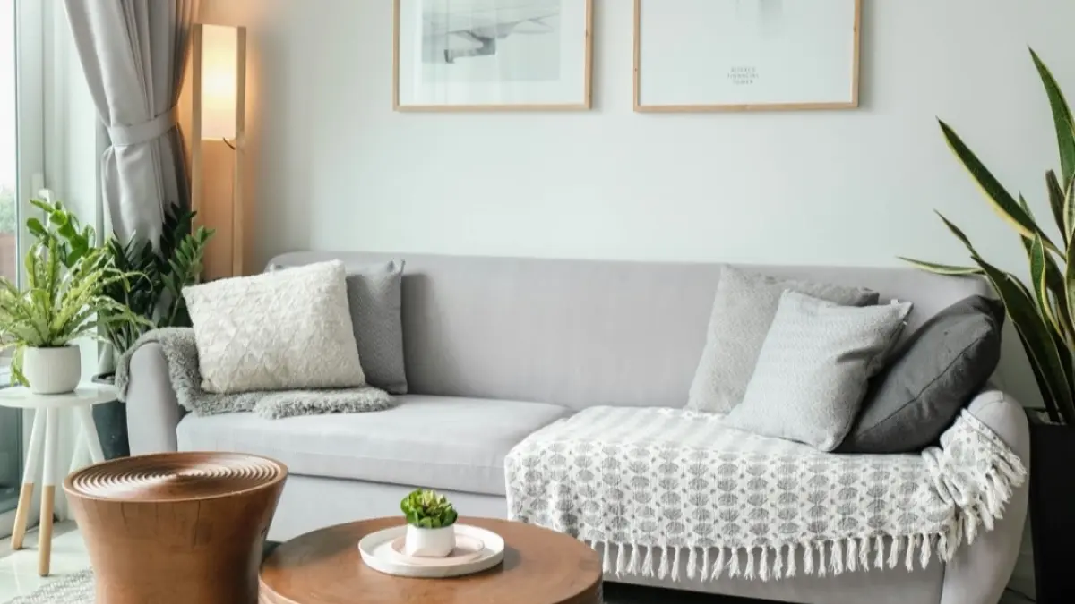 Bagaimana kesibukan, gadget, dan pola kerja modern membuat rumah kehilangan fungsi utamanya sebagai tempat istirahat, serta pentingnya mengembalikan kenyamanan rumah sebagai ruang pulang. (Photo by Minh Pham on Unsplash)