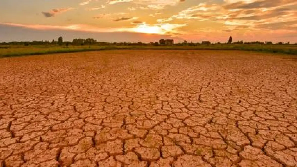Belajar dari El Nino ekstrem 2023 yang berdampak pada lebih dari 1 juta warga, BPBD Jawa Barat kini memetakan lima daerah yang berpotensi mengalami krisis air bersih saat musim kemarau 2026. Apakah wilayah Anda termasuk? (Sumber Foto: Pinterest)