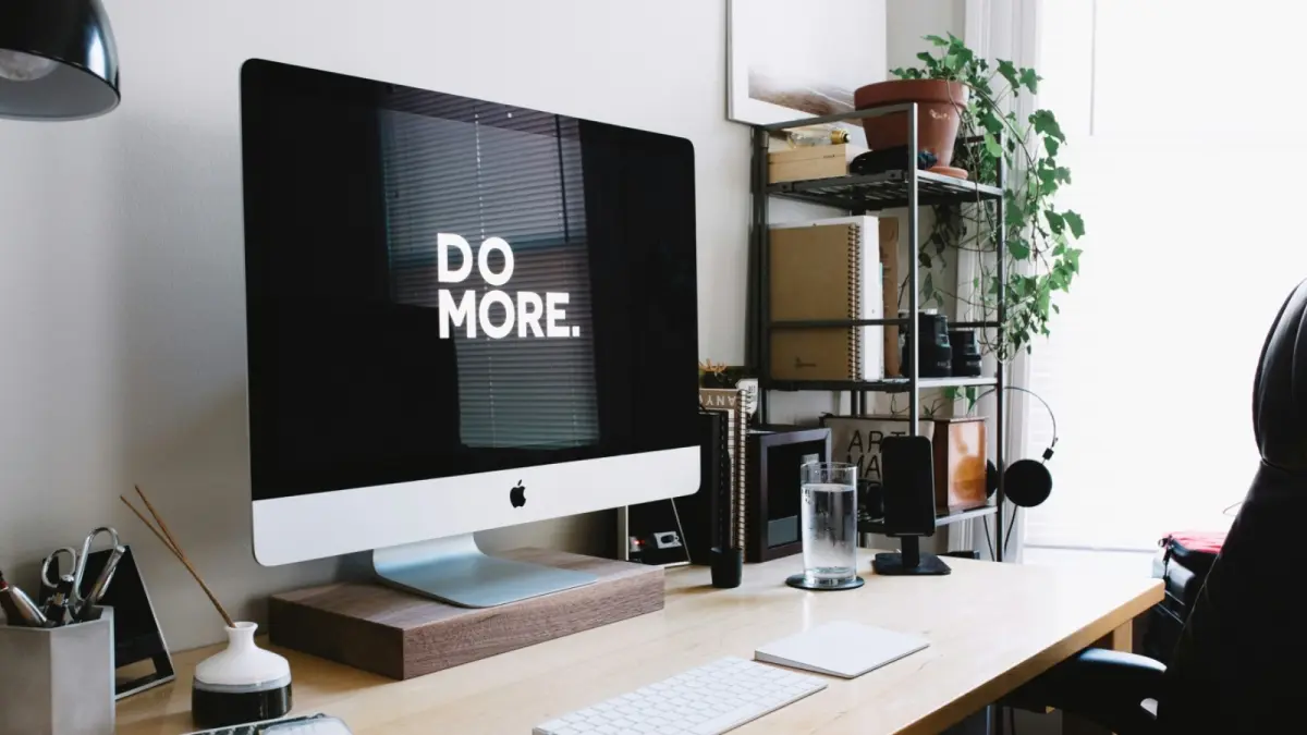 budaya sibuk yang dianggap prestasi, serta seni mengatakan “cukup” agar hidup lebih tenang tanpa kehilangan makna produktivitas. (Photo by Carl Heyerdahl on Unsplash)