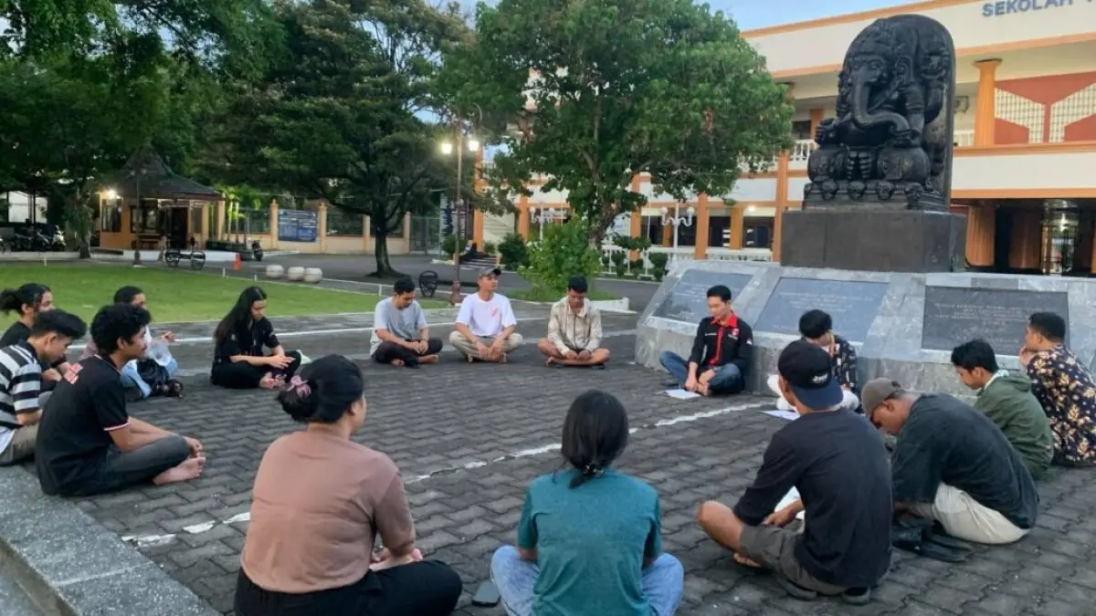 Dilema mahasiswa antara menyelesaikan kuliah tepat waktu atau memperkaya diri dengan pengalaman organisasi dan lapangan (Photo by Irgi Nur Fadil on Unsplash)