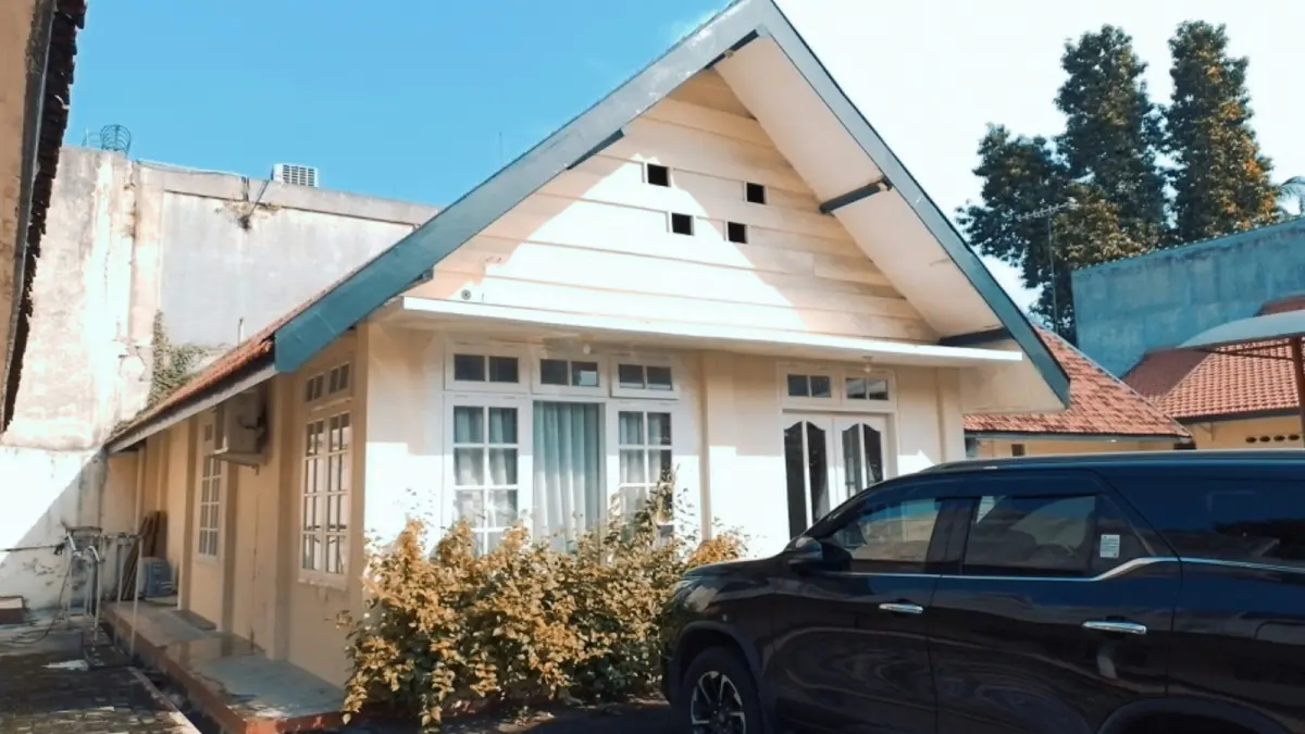 Banyak anak muda menghadapi dilema yang sama: membeli rumah atau mobil terlebih dahulu. Keduanya penting, tetapi tidak selalu harus dimiliki bersamaan. Lalu mana yang lebih layak diprioritaskan di tengah kondisi ekonomi yang penuh tantangan? (Photo by Hardingferrent on Unsplash)