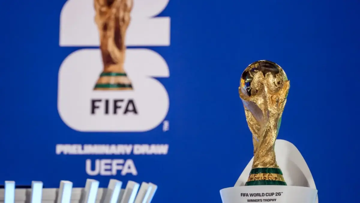 FIFA mewajibkan drinks break di setiap pertandingan Piala Dunia 2026. Tujuannya demi kesehatan pemain, tetapi banyak pihak menilai ada kepentingan lain di balik kebijakan tersebut. (Fabrice COFFRINI/AFP)