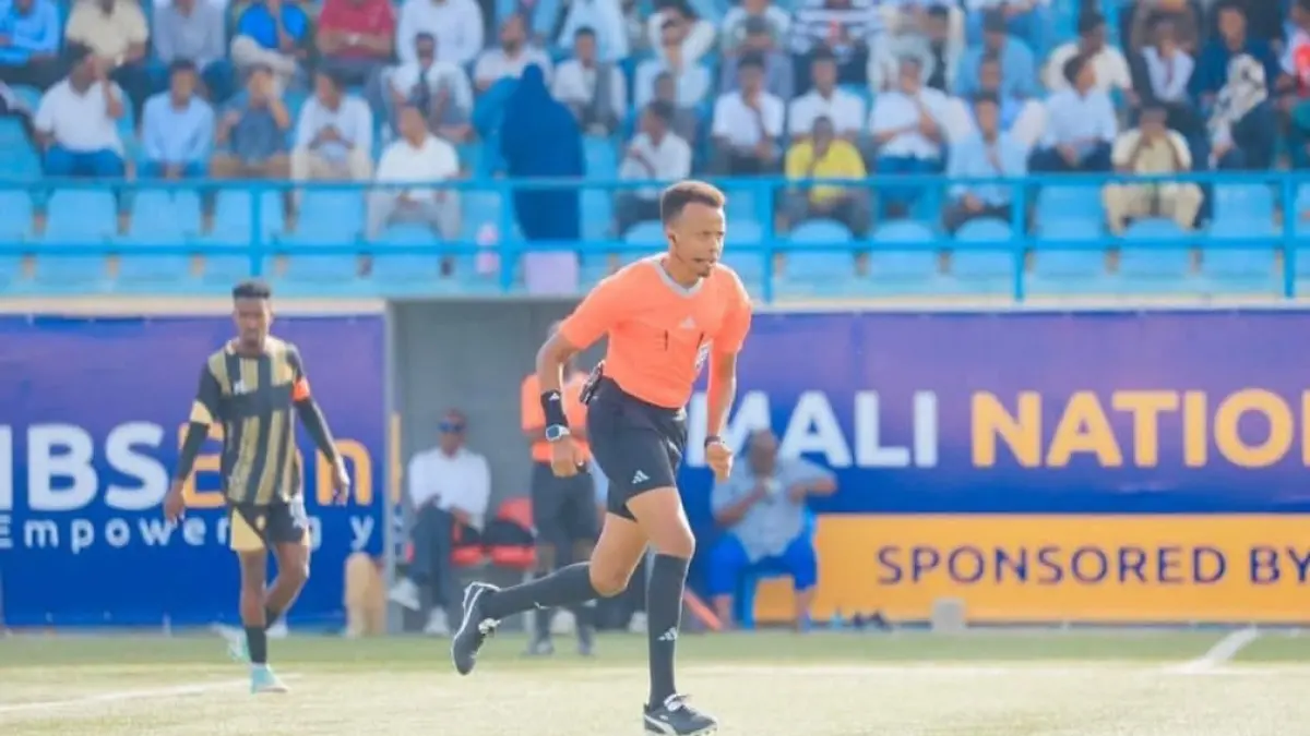Omar Artan, wasit asal Somalia yang mencetak sejarah di sepak bola Afrika, dikabarkan ditolak masuk Amerika Serikat menjelang Piala Dunia 2026. Padahal namanya sudah masuk daftar resmi perangkat pertandingan FIFA.  (Sumber foto: Instagram/omar_artan)