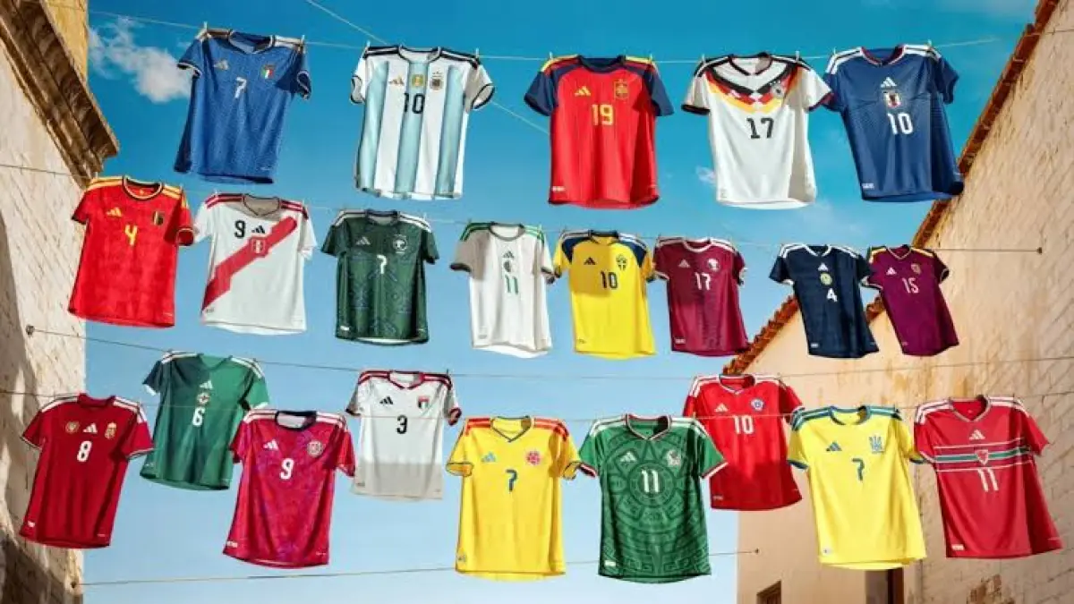 Jersey bola favoritmu cepat pudar atau sablonnya mulai mengelupas? Jangan buru-buru beli baru! Ternyata ada beberapa cara sederhana yang bisa membuat warna, logo dan nomor punggung tetap awet bertahun-tahun. Banyak penggemar bola ternyata masih salah saat mencuci dan menyimpan jersey. (Sumber foto : instgram.com/theshirtunion)