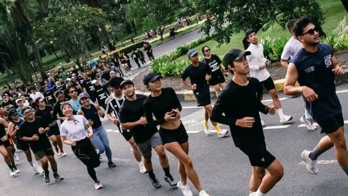 Dulu lari identik dengan hukuman olahraga di sekolah. Sekarang? Jadi gaya hidup keren anak muda! Dari outfit olahraga yang estetik, update Strava, sampai ngopi bareng setelah finish, fenomena "pelari kalcer" sedang menjamur di berbagai kota. (mahakama.co.id)
