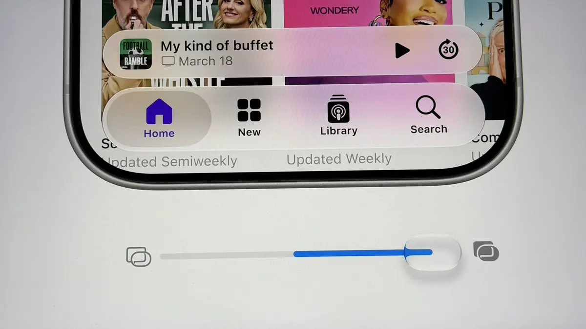 Apple akhirnya mendengar keluhan pengguna! Desain Liquid Glass di iOS 27 kini lebih jelas, lebih nyaman dibaca, dan bisa diatur tingkat transparansinya sesuai selera. (@techdroider/X)