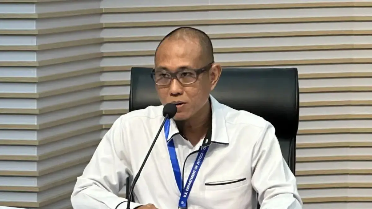 Nama Raffi Ahmad tiba-tiba menjadi sorotan setelah disebut dalam proses penyidikan KPK terkait kasus dugaan korupsi di Bea Cukai. Meski KPK menegaskan belum menemukan fakta yang menguatkan keterlibatannya, Raffi memilih angkat bicara dan menggandeng Hotman Paris untuk memberikan klarifikasi terbuka. (ANTARA/Rio Feisal)