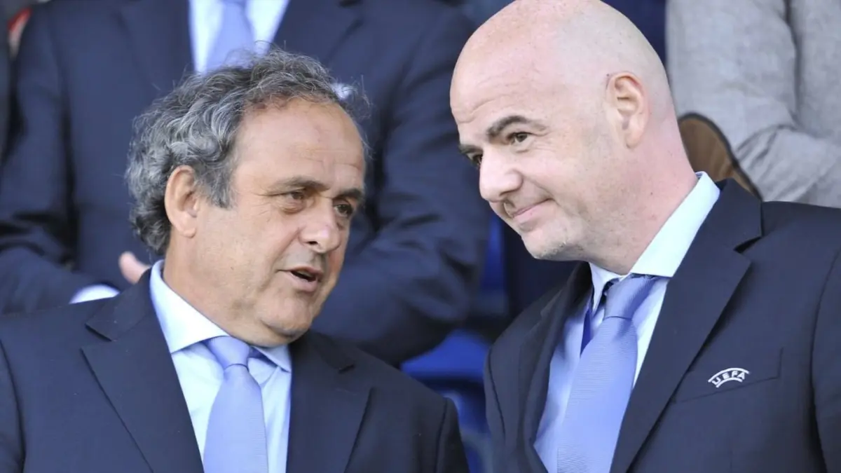 Drama besar kembali mengguncang sepak bola dunia! Jelang Piala Dunia 2026, Michel Platini resmi menggugat Gianni Infantino dan menuding ada upaya yang membuatnya gagal menjadi Presiden FIFA. Konflik yang berawal dari skandal lama kini kembali memanas setelah satu dekade berlalu. (Sumber foto : BBC)