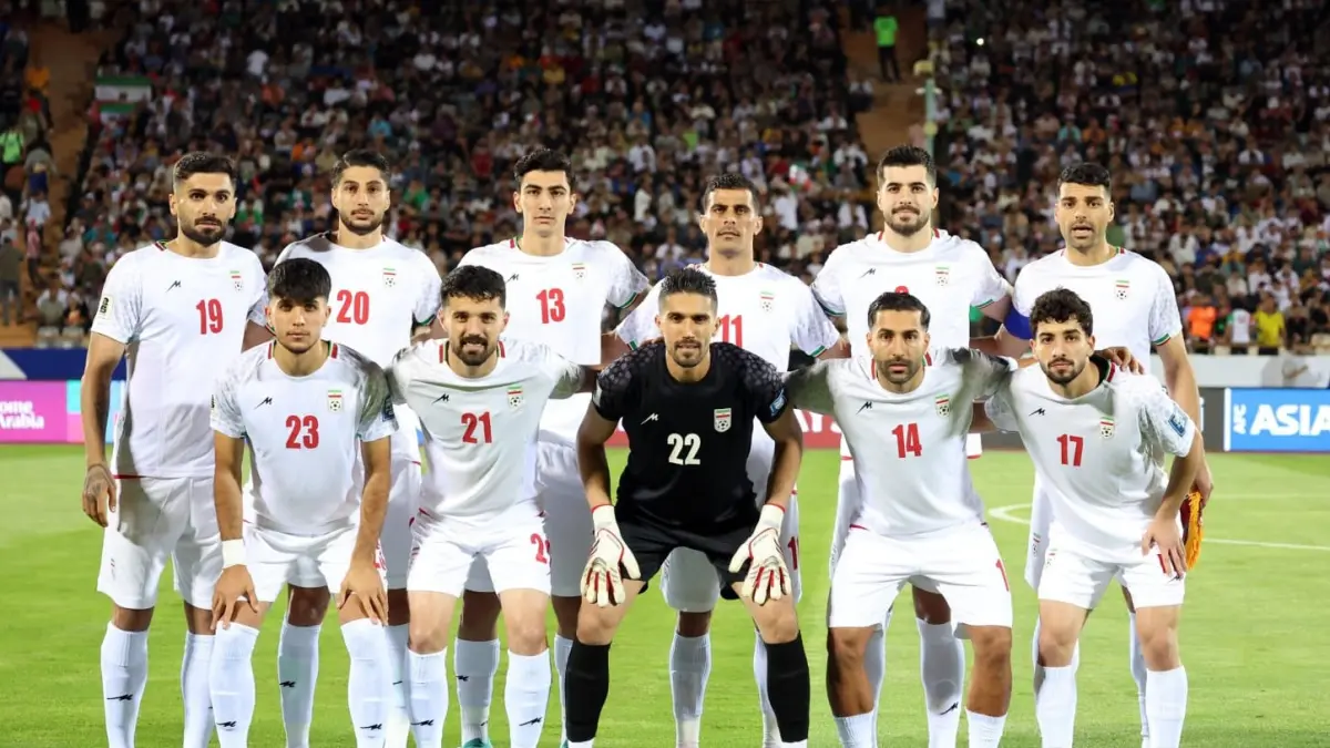 Jelang laga perdana Piala Dunia 2026, Iran mengajukan permohonan khusus kepada FIFA untuk mengenakan ban lengan hitam sebagai simbol duka dan penghormatan kepada korban konflik. (Sumber foto : Daily Sabah)
